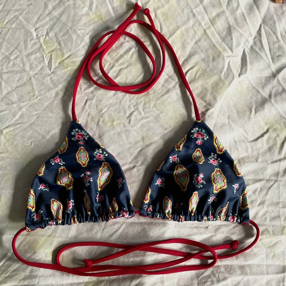 CUTE MARY GRACE SWIM TRIANGLE BIKINI TOP SIZE M REVERSIBLE PAISLEY NAVY AND RED